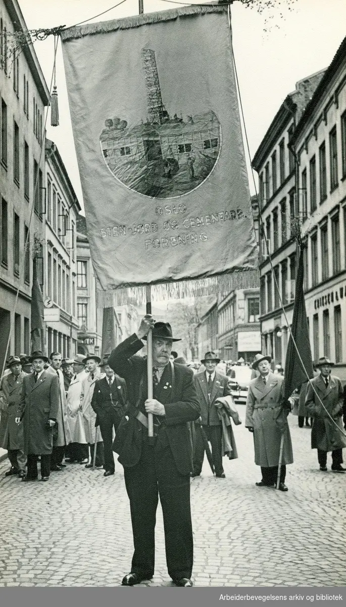 Carl O. Lindblad. Svensk anleggsarbeider. Fanebærer for Oslo Stein-, jord- og sementarbeiderforening. Bilde fra Stein-, jord og sementarbeideren. Nr 1, 1952.