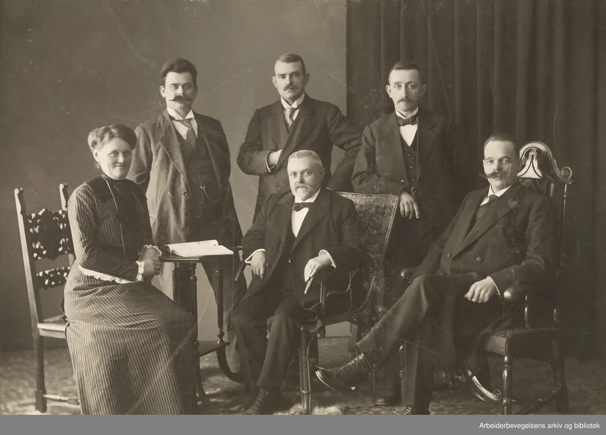 Den første Skandinaviska Textilarbetarekonferensen i Norrköping. 18 - 19 december 1913. Sittende til venstre: Anna Olsen fra Norge. Helt til høyre: N. G. Nielsen, Norge.