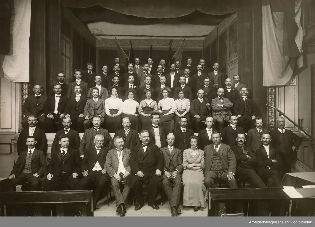 Norsk Skredderforbund besøker en Nordisk fagkongress i Stockholm, 1910. Nr. 5 fra venstre i 2. rekke: forbundets formann L. Rasmussen.