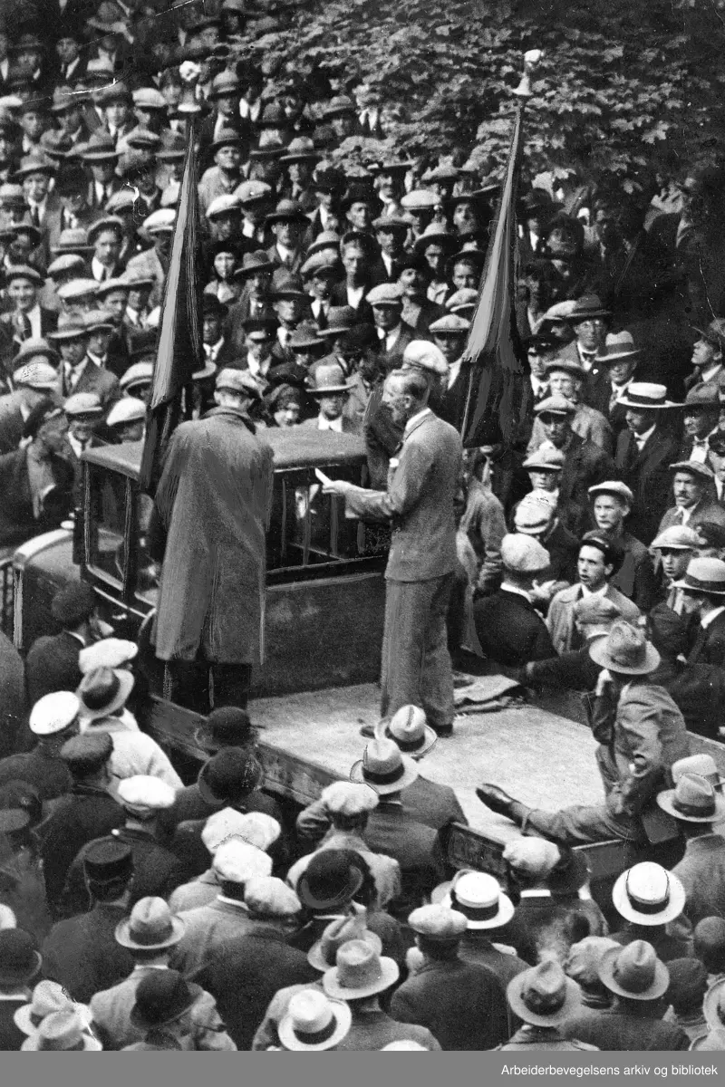 Oscar Torp taler under et protestmøte på Tullinløkka mot "Ådalsmordene" i Sverige der 5 arbeidere ble skutt i mai 1931..