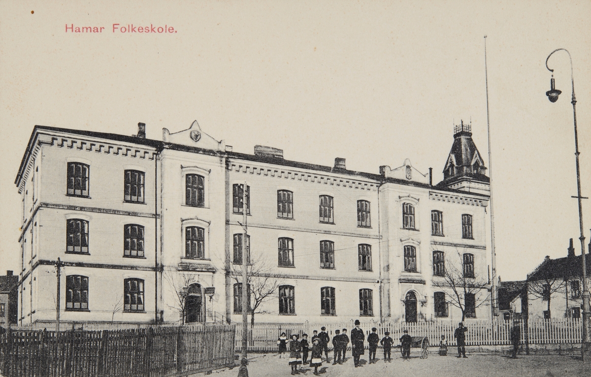 Postkort, Hamar folkeskole, Midtbyen skole, Skolegata 1, barn i forgrunnen