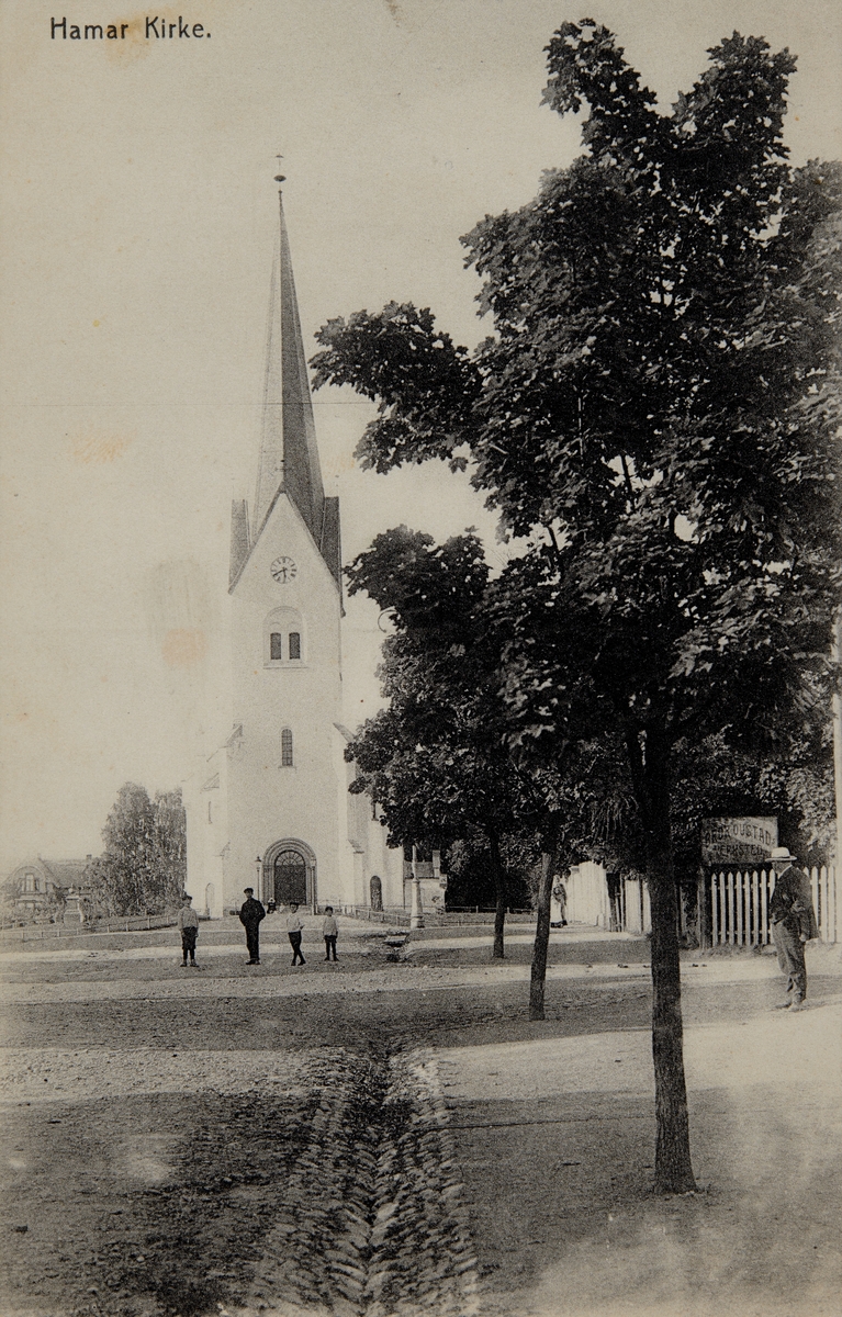 Postkort, Hamar Domkirke, Kirkegata 14. beplantning av trær, vannrenne i gata, skilt til: Brødrene Oustad`s Verksted i Strandstua,