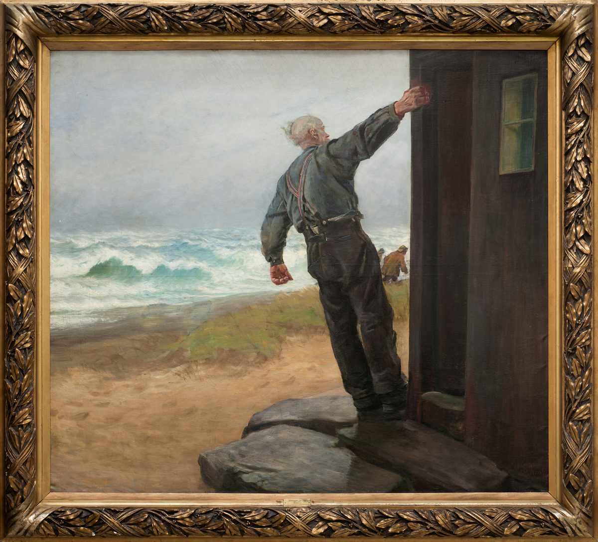Opprørt hav med store dønninger mot en flat strandlinje. Til høyre sees hjørnet av et hus der en eldre mann lener seg ut fra huset og ser moy høyre, mens han holder seg fast i dørkarmen. I bakgrunnen går to menn i oljehyre langs strandkanten.