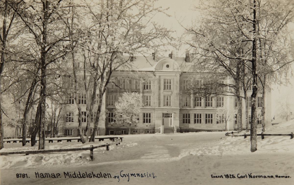 Postkort, Hamar katedralskole, eksteriør skolebygningen på Vestre Torg, vinter,