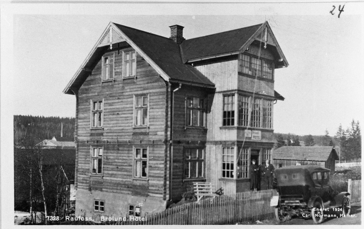 Postkort med Brolund Hotell på Raufoss, Vestre Toten, som motiv. Året er 1924. Hotellet lå dert det senere ble bensinstasjon (Mobil), og enda senere nabo til kjøpesenteret Amfi. Hotellet brant ned til grunnen ved en dramatisk brann i 1926. Det omkom da en person med etternavn Rognerud. Bilen til høyre er en gammel Ford.