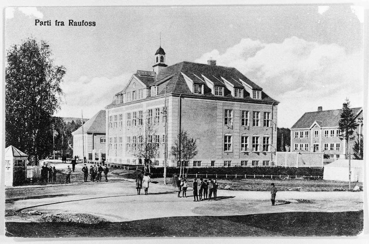 Skolebygg ved Torvet på Raufoss, Vestre Toten, ca. 1920.