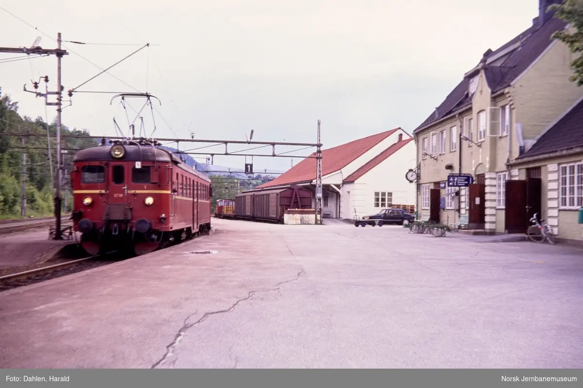 Elektrisk motorvogn litra BM 67 08 med lokaltog på Notodden stasjon