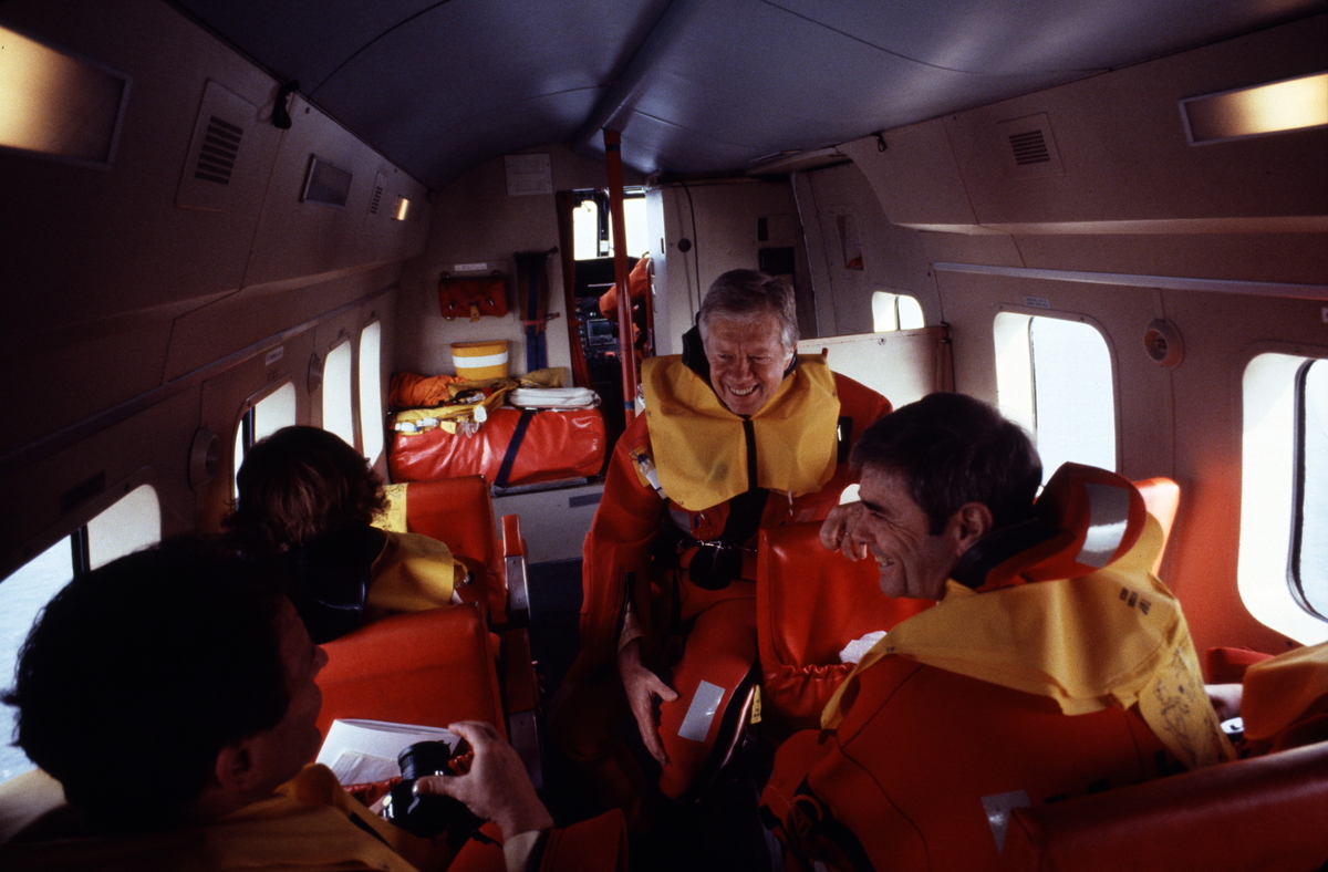 Jimmy Carter besøker Mobil og Statfjord A, og er her avbildet sammen med andre i heliopteret som stod for transporten til og fra plattformen.