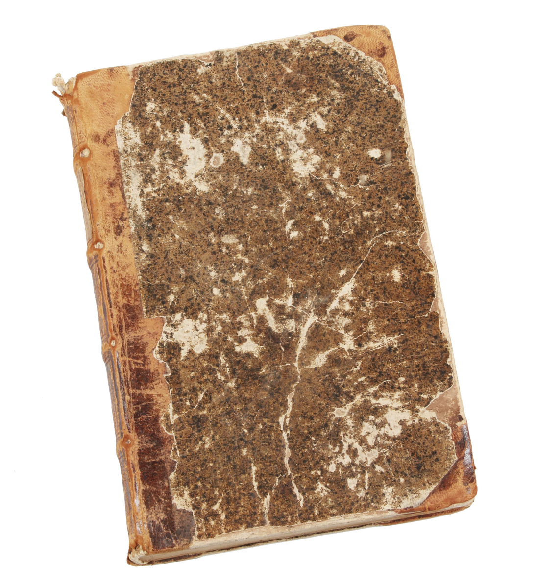 Trådbunden bok. Pappband. Fram- och baksida, med pålimmat brunspräckligt papper. Rygg och hörn klädda i brunt skinn. Bladen ljusbruna med svart text. Insidan med texten: "CARL LINNAEI Wästgöta=Resa på Stiftens högloflige ständers Befallning förättad år 1746..........Stockholm, Uplagd på LARS SALVII kostnad, 1747". Insidan även med utvikbar karta (kopparstick) över "Kinnekullebergen, Heflings kyrka, Hartorps klef, Lilla Brattefors, Stora Brattefors". Bruks- och åldersslitage.

Historik:
Carl von Linne föddes 13 maj 1707 i Råshult, Stenbrohults socken, Småland, död 10 januari 1778 i Uppsala, var en svensk botaniker, läkare, geolog och zoolog som lade grunden till den moderna nomenklaturen inom biologin och den moderna systematiken, som grupperar växter och djur. Många av hans skrifter publicerades på latin och därför återges hans latinska namn som Carolus Linnæus. (Wikipedia)

År 1746 begav sig Carl von Linne på uppdrag av riksdagen ut på den expedition till västra Sverige som året därpå resulterade i Carl Linnaeus Västgöta Resa - ett något missvisande namn eftersom resorna och boken, dessutom omfattar Bohuslän, Dalsland och Värmland.

Boktryckaren Lars Salvius, född 1706 i Stigtomta socken, död 1773, var en svensk boktryckare, bokhandlare och tidningsman. Salvius har varit en av de mest betydelsefulla personerna inom svensk bokhistoria. Innan Salvius tid skedde boktryckningen i en liten skala och bokhandeln dominerades av tyskar. (Wikipedia)