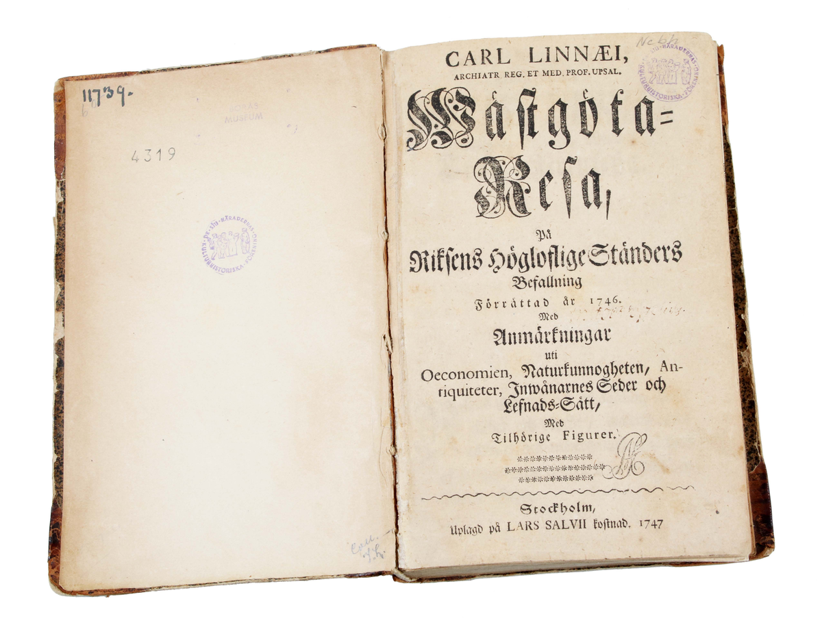 Trådbunden bok. Pappband. Fram- och baksida, med pålimmat brunspräckligt papper. Rygg och hörn klädda i brunt skinn. Bladen ljusbruna med svart text. Insidan med texten: "CARL LINNAEI Wästgöta=Resa på Stiftens högloflige ständers Befallning förättad år 1746..........Stockholm, Uplagd på LARS SALVII kostnad, 1747". Insidan även med utvikbar karta (kopparstick) över "Kinnekullebergen, Heflings kyrka, Hartorps klef, Lilla Brattefors, Stora Brattefors". Bruks- och åldersslitage.

Historik:
Carl von Linne föddes 13 maj 1707 i Råshult, Stenbrohults socken, Småland, död 10 januari 1778 i Uppsala, var en svensk botaniker, läkare, geolog och zoolog som lade grunden till den moderna nomenklaturen inom biologin och den moderna systematiken, som grupperar växter och djur. Många av hans skrifter publicerades på latin och därför återges hans latinska namn som Carolus Linnæus. (Wikipedia)

År 1746 begav sig Carl von Linne på uppdrag av riksdagen ut på den expedition till västra Sverige som året därpå resulterade i Carl Linnaeus Västgöta Resa - ett något missvisande namn eftersom resorna och boken, dessutom omfattar Bohuslän, Dalsland och Värmland.

Boktryckaren Lars Salvius, född 1706 i Stigtomta socken, död 1773, var en svensk boktryckare, bokhandlare och tidningsman. Salvius har varit en av de mest betydelsefulla personerna inom svensk bokhistoria. Innan Salvius tid skedde boktryckningen i en liten skala och bokhandeln dominerades av tyskar. (Wikipedia)