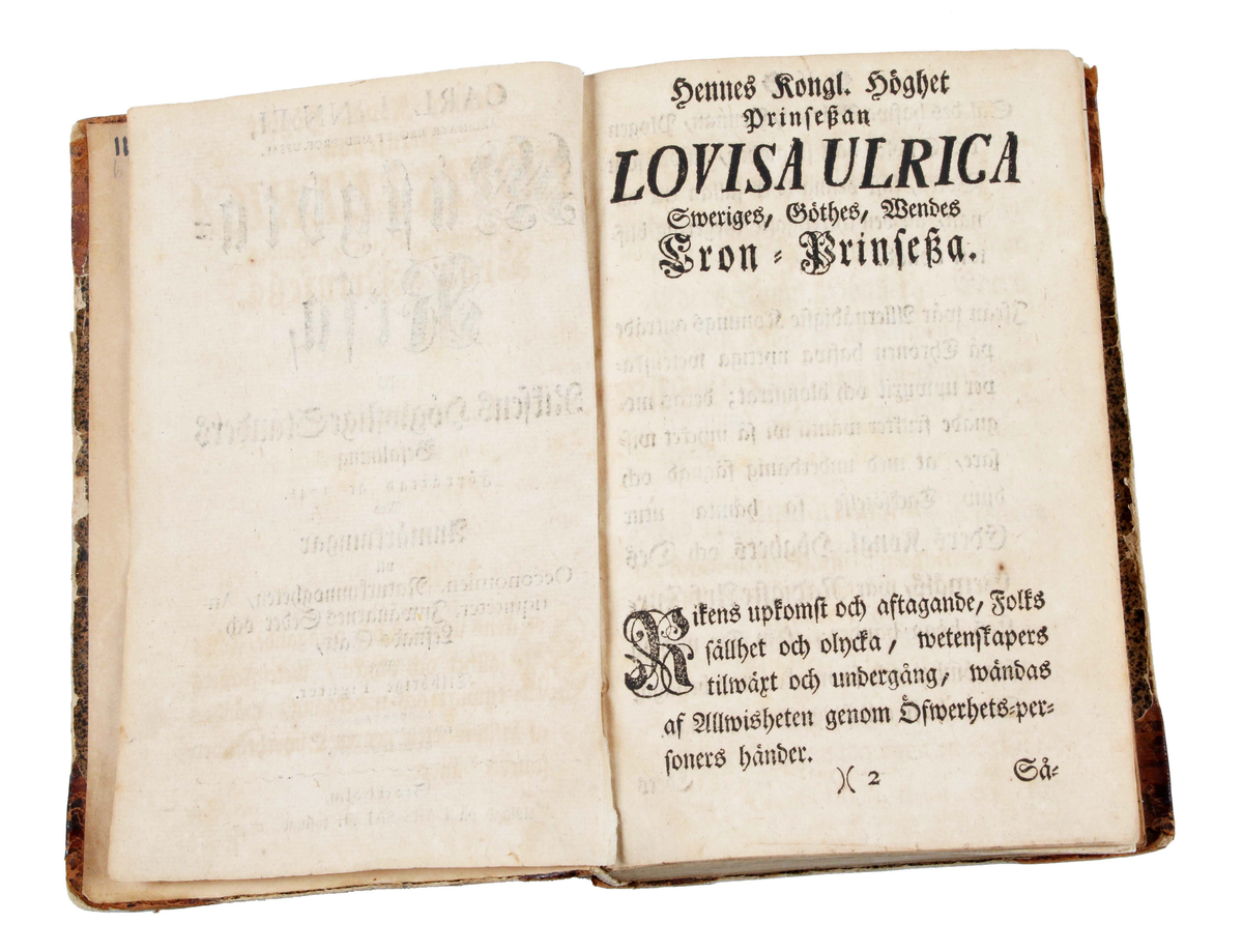 Trådbunden bok. Pappband. Fram- och baksida, med pålimmat brunspräckligt papper. Rygg och hörn klädda i brunt skinn. Bladen ljusbruna med svart text. Insidan med texten: "CARL LINNAEI Wästgöta=Resa på Stiftens högloflige ständers Befallning förättad år 1746..........Stockholm, Uplagd på LARS SALVII kostnad, 1747". Insidan även med utvikbar karta (kopparstick) över "Kinnekullebergen, Heflings kyrka, Hartorps klef, Lilla Brattefors, Stora Brattefors". Bruks- och åldersslitage.

Historik:
Carl von Linne föddes 13 maj 1707 i Råshult, Stenbrohults socken, Småland, död 10 januari 1778 i Uppsala, var en svensk botaniker, läkare, geolog och zoolog som lade grunden till den moderna nomenklaturen inom biologin och den moderna systematiken, som grupperar växter och djur. Många av hans skrifter publicerades på latin och därför återges hans latinska namn som Carolus Linnæus. (Wikipedia)

År 1746 begav sig Carl von Linne på uppdrag av riksdagen ut på den expedition till västra Sverige som året därpå resulterade i Carl Linnaeus Västgöta Resa - ett något missvisande namn eftersom resorna och boken, dessutom omfattar Bohuslän, Dalsland och Värmland.

Boktryckaren Lars Salvius, född 1706 i Stigtomta socken, död 1773, var en svensk boktryckare, bokhandlare och tidningsman. Salvius har varit en av de mest betydelsefulla personerna inom svensk bokhistoria. Innan Salvius tid skedde boktryckningen i en liten skala och bokhandeln dominerades av tyskar. (Wikipedia)
