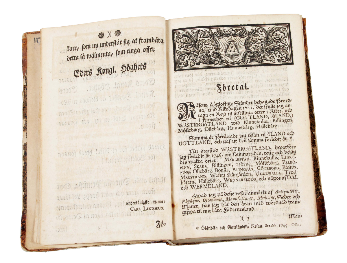 Trådbunden bok. Pappband. Fram- och baksida, med pålimmat brunspräckligt papper. Rygg och hörn klädda i brunt skinn. Bladen ljusbruna med svart text. Insidan med texten: "CARL LINNAEI Wästgöta=Resa på Stiftens högloflige ständers Befallning förättad år 1746..........Stockholm, Uplagd på LARS SALVII kostnad, 1747". Insidan även med utvikbar karta (kopparstick) över "Kinnekullebergen, Heflings kyrka, Hartorps klef, Lilla Brattefors, Stora Brattefors". Bruks- och åldersslitage.

Historik:
Carl von Linne föddes 13 maj 1707 i Råshult, Stenbrohults socken, Småland, död 10 januari 1778 i Uppsala, var en svensk botaniker, läkare, geolog och zoolog som lade grunden till den moderna nomenklaturen inom biologin och den moderna systematiken, som grupperar växter och djur. Många av hans skrifter publicerades på latin och därför återges hans latinska namn som Carolus Linnæus. (Wikipedia)

År 1746 begav sig Carl von Linne på uppdrag av riksdagen ut på den expedition till västra Sverige som året därpå resulterade i Carl Linnaeus Västgöta Resa - ett något missvisande namn eftersom resorna och boken, dessutom omfattar Bohuslän, Dalsland och Värmland.

Boktryckaren Lars Salvius, född 1706 i Stigtomta socken, död 1773, var en svensk boktryckare, bokhandlare och tidningsman. Salvius har varit en av de mest betydelsefulla personerna inom svensk bokhistoria. Innan Salvius tid skedde boktryckningen i en liten skala och bokhandeln dominerades av tyskar. (Wikipedia)
