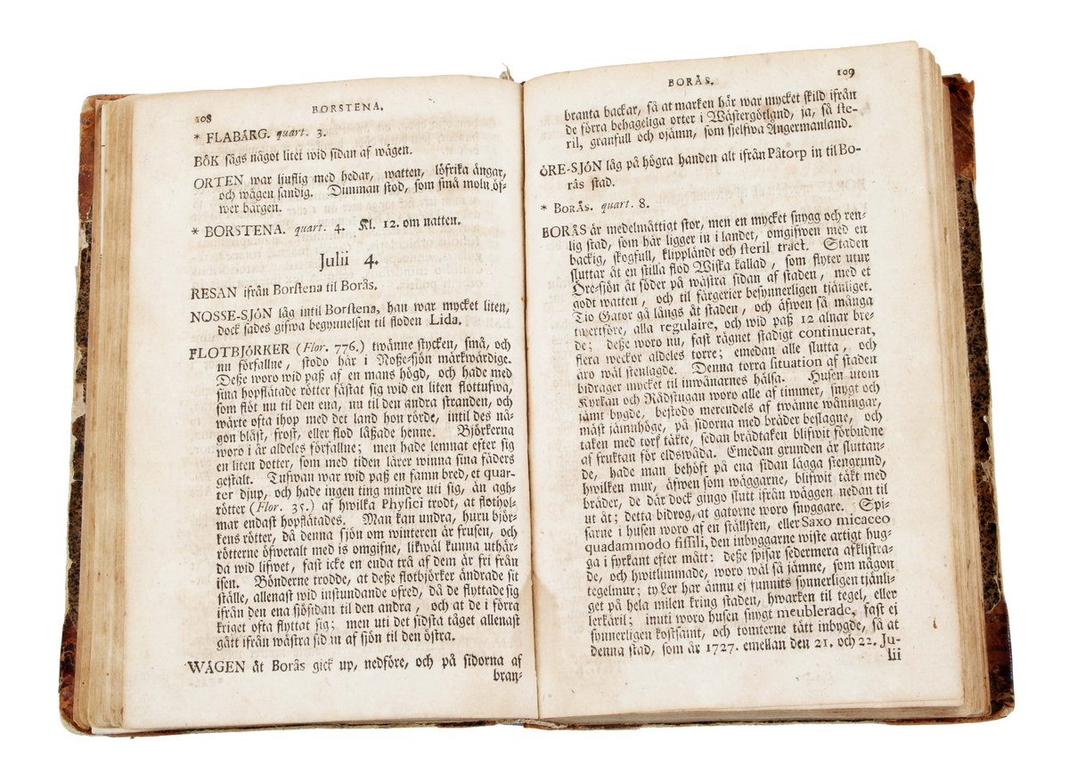 Trådbunden bok. Pappband. Fram- och baksida, med pålimmat brunspräckligt papper. Rygg och hörn klädda i brunt skinn. Bladen ljusbruna med svart text. Insidan med texten: "CARL LINNAEI Wästgöta=Resa på Stiftens högloflige ständers Befallning förättad år 1746..........Stockholm, Uplagd på LARS SALVII kostnad, 1747". Insidan även med utvikbar karta (kopparstick) över "Kinnekullebergen, Heflings kyrka, Hartorps klef, Lilla Brattefors, Stora Brattefors". Bruks- och åldersslitage.

Historik:
Carl von Linne föddes 13 maj 1707 i Råshult, Stenbrohults socken, Småland, död 10 januari 1778 i Uppsala, var en svensk botaniker, läkare, geolog och zoolog som lade grunden till den moderna nomenklaturen inom biologin och den moderna systematiken, som grupperar växter och djur. Många av hans skrifter publicerades på latin och därför återges hans latinska namn som Carolus Linnæus. (Wikipedia)

År 1746 begav sig Carl von Linne på uppdrag av riksdagen ut på den expedition till västra Sverige som året därpå resulterade i Carl Linnaeus Västgöta Resa - ett något missvisande namn eftersom resorna och boken, dessutom omfattar Bohuslän, Dalsland och Värmland.

Boktryckaren Lars Salvius, född 1706 i Stigtomta socken, död 1773, var en svensk boktryckare, bokhandlare och tidningsman. Salvius har varit en av de mest betydelsefulla personerna inom svensk bokhistoria. Innan Salvius tid skedde boktryckningen i en liten skala och bokhandeln dominerades av tyskar. (Wikipedia)