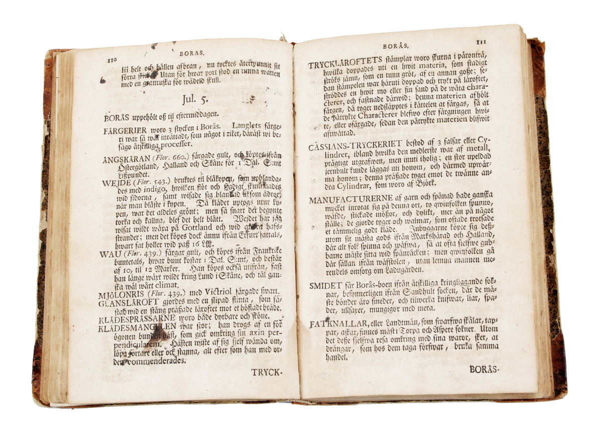 Trådbunden bok. Pappband. Fram- och baksida, med pålimmat brunspräckligt papper. Rygg och hörn klädda i brunt skinn. Bladen ljusbruna med svart text. Insidan med texten: "CARL LINNAEI Wästgöta=Resa på Stiftens högloflige ständers Befallning förättad år 1746..........Stockholm, Uplagd på LARS SALVII kostnad, 1747". Insidan även med utvikbar karta (kopparstick) över "Kinnekullebergen, Heflings kyrka, Hartorps klef, Lilla Brattefors, Stora Brattefors". Bruks- och åldersslitage.

Historik:
Carl von Linne föddes 13 maj 1707 i Råshult, Stenbrohults socken, Småland, död 10 januari 1778 i Uppsala, var en svensk botaniker, läkare, geolog och zoolog som lade grunden till den moderna nomenklaturen inom biologin och den moderna systematiken, som grupperar växter och djur. Många av hans skrifter publicerades på latin och därför återges hans latinska namn som Carolus Linnæus. (Wikipedia)

År 1746 begav sig Carl von Linne på uppdrag av riksdagen ut på den expedition till västra Sverige som året därpå resulterade i Carl Linnaeus Västgöta Resa - ett något missvisande namn eftersom resorna och boken, dessutom omfattar Bohuslän, Dalsland och Värmland.

Boktryckaren Lars Salvius, född 1706 i Stigtomta socken, död 1773, var en svensk boktryckare, bokhandlare och tidningsman. Salvius har varit en av de mest betydelsefulla personerna inom svensk bokhistoria. Innan Salvius tid skedde boktryckningen i en liten skala och bokhandeln dominerades av tyskar. (Wikipedia)