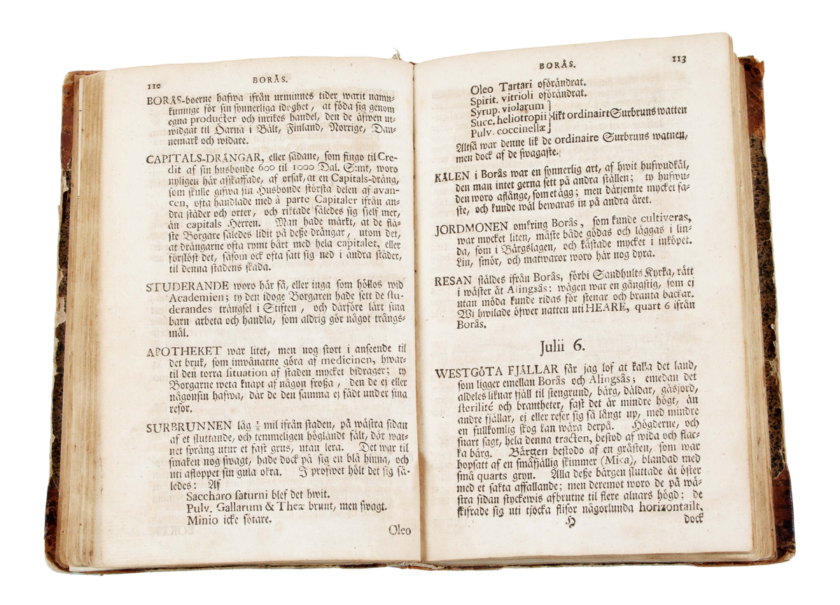 Trådbunden bok. Pappband. Fram- och baksida, med pålimmat brunspräckligt papper. Rygg och hörn klädda i brunt skinn. Bladen ljusbruna med svart text. Insidan med texten: "CARL LINNAEI Wästgöta=Resa på Stiftens högloflige ständers Befallning förättad år 1746..........Stockholm, Uplagd på LARS SALVII kostnad, 1747". Insidan även med utvikbar karta (kopparstick) över "Kinnekullebergen, Heflings kyrka, Hartorps klef, Lilla Brattefors, Stora Brattefors". Bruks- och åldersslitage.

Historik:
Carl von Linne föddes 13 maj 1707 i Råshult, Stenbrohults socken, Småland, död 10 januari 1778 i Uppsala, var en svensk botaniker, läkare, geolog och zoolog som lade grunden till den moderna nomenklaturen inom biologin och den moderna systematiken, som grupperar växter och djur. Många av hans skrifter publicerades på latin och därför återges hans latinska namn som Carolus Linnæus. (Wikipedia)

År 1746 begav sig Carl von Linne på uppdrag av riksdagen ut på den expedition till västra Sverige som året därpå resulterade i Carl Linnaeus Västgöta Resa - ett något missvisande namn eftersom resorna och boken, dessutom omfattar Bohuslän, Dalsland och Värmland.

Boktryckaren Lars Salvius, född 1706 i Stigtomta socken, död 1773, var en svensk boktryckare, bokhandlare och tidningsman. Salvius har varit en av de mest betydelsefulla personerna inom svensk bokhistoria. Innan Salvius tid skedde boktryckningen i en liten skala och bokhandeln dominerades av tyskar. (Wikipedia)