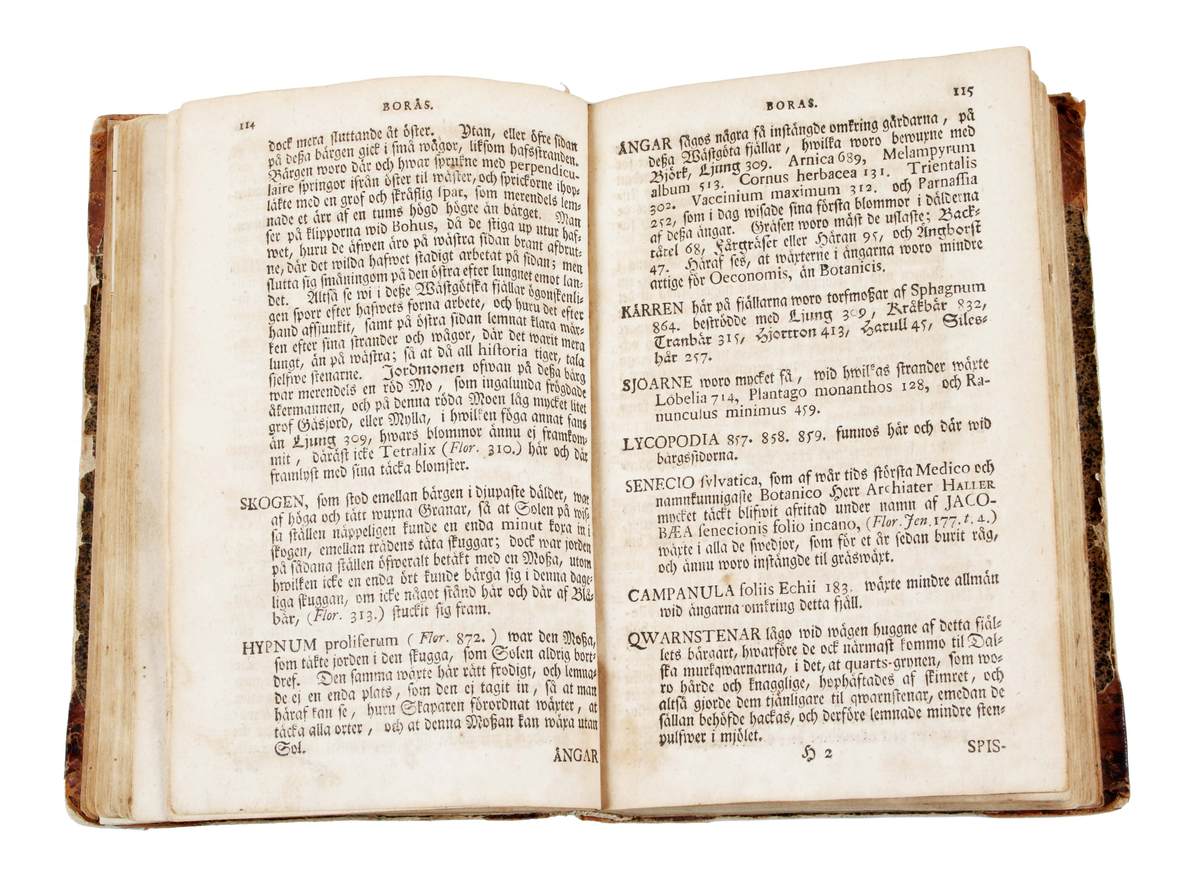 Trådbunden bok. Pappband. Fram- och baksida, med pålimmat brunspräckligt papper. Rygg och hörn klädda i brunt skinn. Bladen ljusbruna med svart text. Insidan med texten: "CARL LINNAEI Wästgöta=Resa på Stiftens högloflige ständers Befallning förättad år 1746..........Stockholm, Uplagd på LARS SALVII kostnad, 1747". Insidan även med utvikbar karta (kopparstick) över "Kinnekullebergen, Heflings kyrka, Hartorps klef, Lilla Brattefors, Stora Brattefors". Bruks- och åldersslitage.

Historik:
Carl von Linne föddes 13 maj 1707 i Råshult, Stenbrohults socken, Småland, död 10 januari 1778 i Uppsala, var en svensk botaniker, läkare, geolog och zoolog som lade grunden till den moderna nomenklaturen inom biologin och den moderna systematiken, som grupperar växter och djur. Många av hans skrifter publicerades på latin och därför återges hans latinska namn som Carolus Linnæus. (Wikipedia)

År 1746 begav sig Carl von Linne på uppdrag av riksdagen ut på den expedition till västra Sverige som året därpå resulterade i Carl Linnaeus Västgöta Resa - ett något missvisande namn eftersom resorna och boken, dessutom omfattar Bohuslän, Dalsland och Värmland.

Boktryckaren Lars Salvius, född 1706 i Stigtomta socken, död 1773, var en svensk boktryckare, bokhandlare och tidningsman. Salvius har varit en av de mest betydelsefulla personerna inom svensk bokhistoria. Innan Salvius tid skedde boktryckningen i en liten skala och bokhandeln dominerades av tyskar. (Wikipedia)
