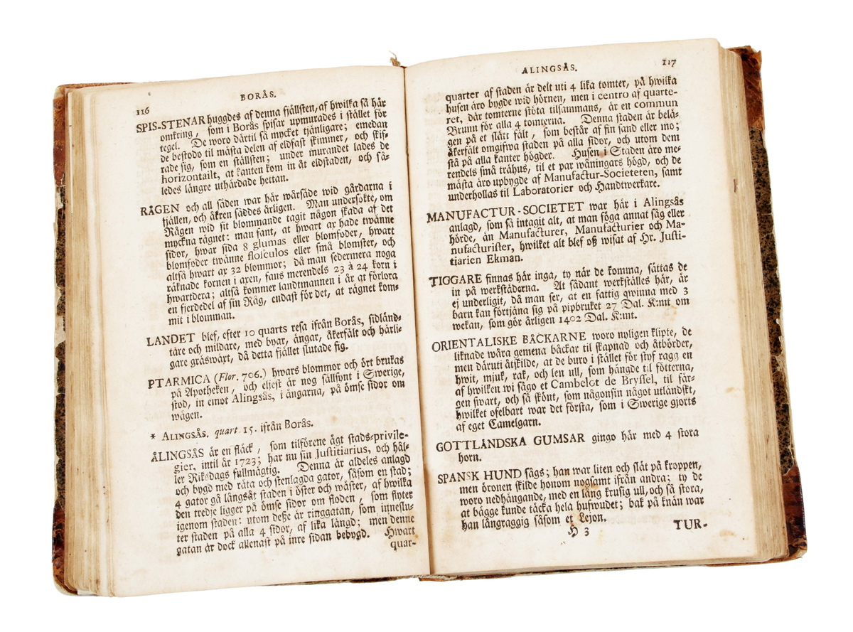 Trådbunden bok. Pappband. Fram- och baksida, med pålimmat brunspräckligt papper. Rygg och hörn klädda i brunt skinn. Bladen ljusbruna med svart text. Insidan med texten: "CARL LINNAEI Wästgöta=Resa på Stiftens högloflige ständers Befallning förättad år 1746..........Stockholm, Uplagd på LARS SALVII kostnad, 1747". Insidan även med utvikbar karta (kopparstick) över "Kinnekullebergen, Heflings kyrka, Hartorps klef, Lilla Brattefors, Stora Brattefors". Bruks- och åldersslitage.

Historik:
Carl von Linne föddes 13 maj 1707 i Råshult, Stenbrohults socken, Småland, död 10 januari 1778 i Uppsala, var en svensk botaniker, läkare, geolog och zoolog som lade grunden till den moderna nomenklaturen inom biologin och den moderna systematiken, som grupperar växter och djur. Många av hans skrifter publicerades på latin och därför återges hans latinska namn som Carolus Linnæus. (Wikipedia)

År 1746 begav sig Carl von Linne på uppdrag av riksdagen ut på den expedition till västra Sverige som året därpå resulterade i Carl Linnaeus Västgöta Resa - ett något missvisande namn eftersom resorna och boken, dessutom omfattar Bohuslän, Dalsland och Värmland.

Boktryckaren Lars Salvius, född 1706 i Stigtomta socken, död 1773, var en svensk boktryckare, bokhandlare och tidningsman. Salvius har varit en av de mest betydelsefulla personerna inom svensk bokhistoria. Innan Salvius tid skedde boktryckningen i en liten skala och bokhandeln dominerades av tyskar. (Wikipedia)