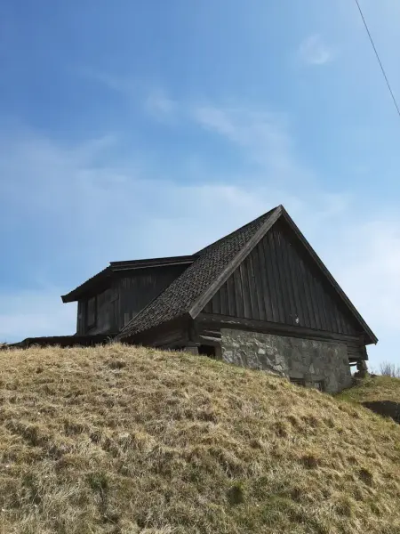 Bildet viser siden av et hus.