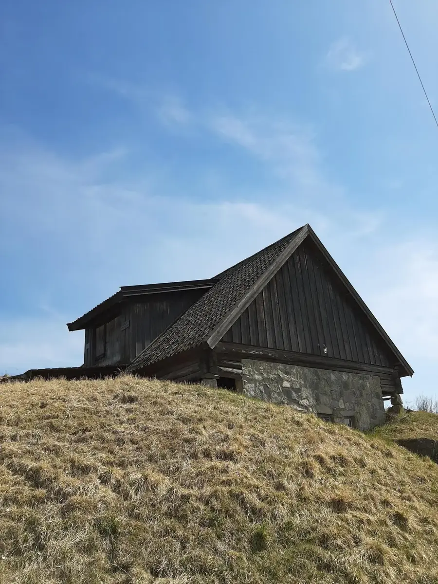 Bildet viser siden av et hus.