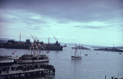 Rådhusplassen ved Honnørbrygga.Folkemengde på Rådhusplassen 