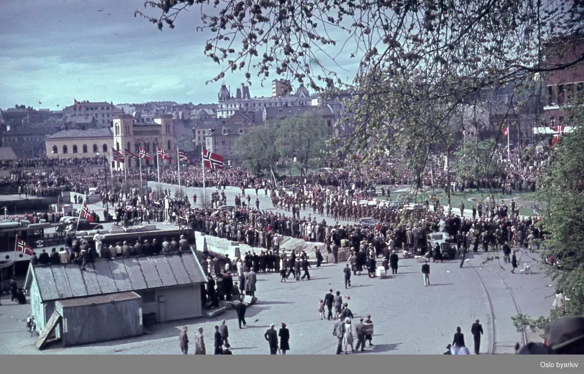 Rådhusplassen sett fra Kontrasjæret..Folkemengde på Rådhusplassen feirer trolig kronprins Olavs hjemkomst den 13.mai 1945.