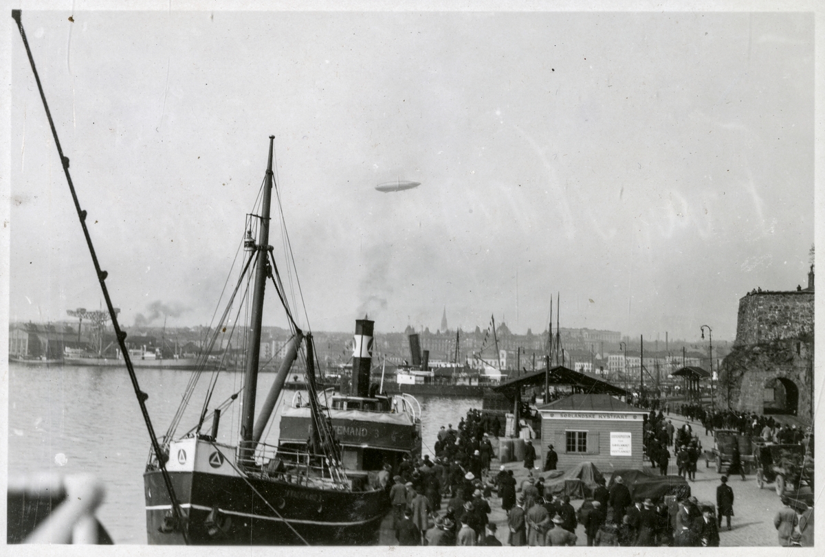 Luftskipet "Norge" over Aker Mek Verksted, Oslo. Skip langs Søndre Akershuskai - Luftskibet Norge's ankomst til Oslo - 14. april 1926