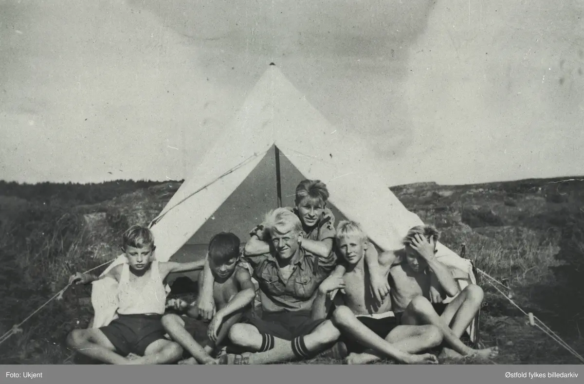 Rolvsøy-speidere på telttur på Sauholmen, Kråkerøy, 1930-årene.
Fra venstre: John Steinli, ukjent, Finn Roaldset, Norvald Omberg, Ragnar Roaldset, ukjent.