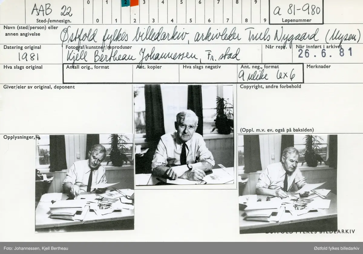 Østfold fylkes billedarkivs arkivleder 1981 på hans kontor, Truls Nygaard (Mysen).
