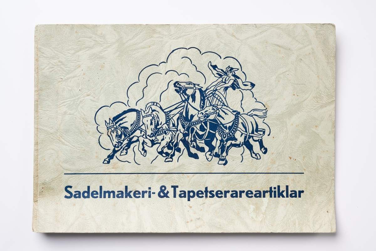 Varukatalog över sadelmakeri- och tapetserareartiklar. Omslaget är av ljusgrönt papper med struktur och svart tryck. Sidorna är av blankt papper. Katalogen hålls samman med två klämmor av mässing och tre häftklamrar. Text på första sidan: "KATALOG över Sadelmakeri- och Tapetserareartiklar LJUNGBERGHS JÄRHANDEL A.-B. SKILLINGARYD Telefoner 50, 16 Postgiro 96060". Blått tryck på baksidan: "VÄRNAMO FÄLTHS TRYCKERI 1939".

Se vidare Historik.