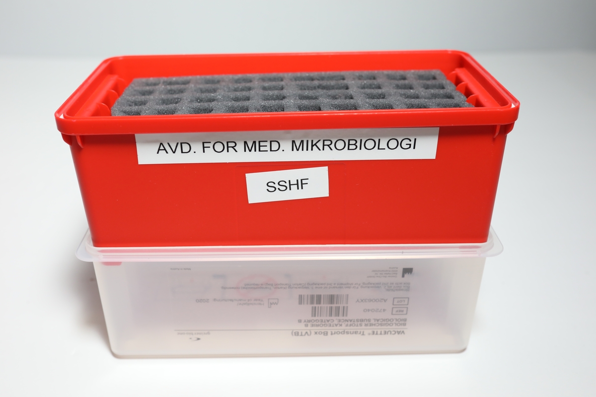 Bag med rom til tre bokser "Vacuette Transport Box" som det ble fraktet Covid-tester i. Glidlås rundt toppen av bagen. Den har håntak i midten av toppen, og på kortside er det feste for strop som man kan bære bagen med. På baksiden er det plastlomme med informasjon. Boksene har gjennomsiktige lokk, og har skumformer i til å plassere opp til 40 testrør i.