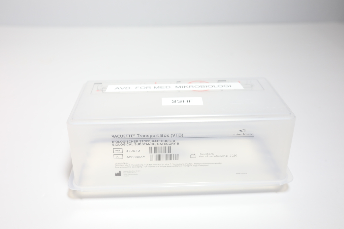 Bag med rom til tre bokser "Vacuette Transport Box" som det ble fraktet Covid-tester i. Glidlås rundt toppen av bagen. Den har håntak i midten av toppen, og på kortside er det feste for strop som man kan bære bagen med. På baksiden er det plastlomme med informasjon. Boksene har gjennomsiktige lokk, og har skumformer i til å plassere opp til 40 testrør i.