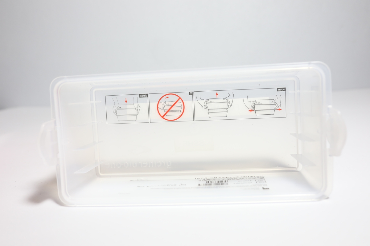 Bag med rom til tre bokser "Vacuette Transport Box" som det ble fraktet Covid-tester i. Glidlås rundt toppen av bagen. Den har håntak i midten av toppen, og på kortside er det feste for strop som man kan bære bagen med. På baksiden er det plastlomme med informasjon. Boksene har gjennomsiktige lokk, og har skumformer i til å plassere opp til 40 testrør i.