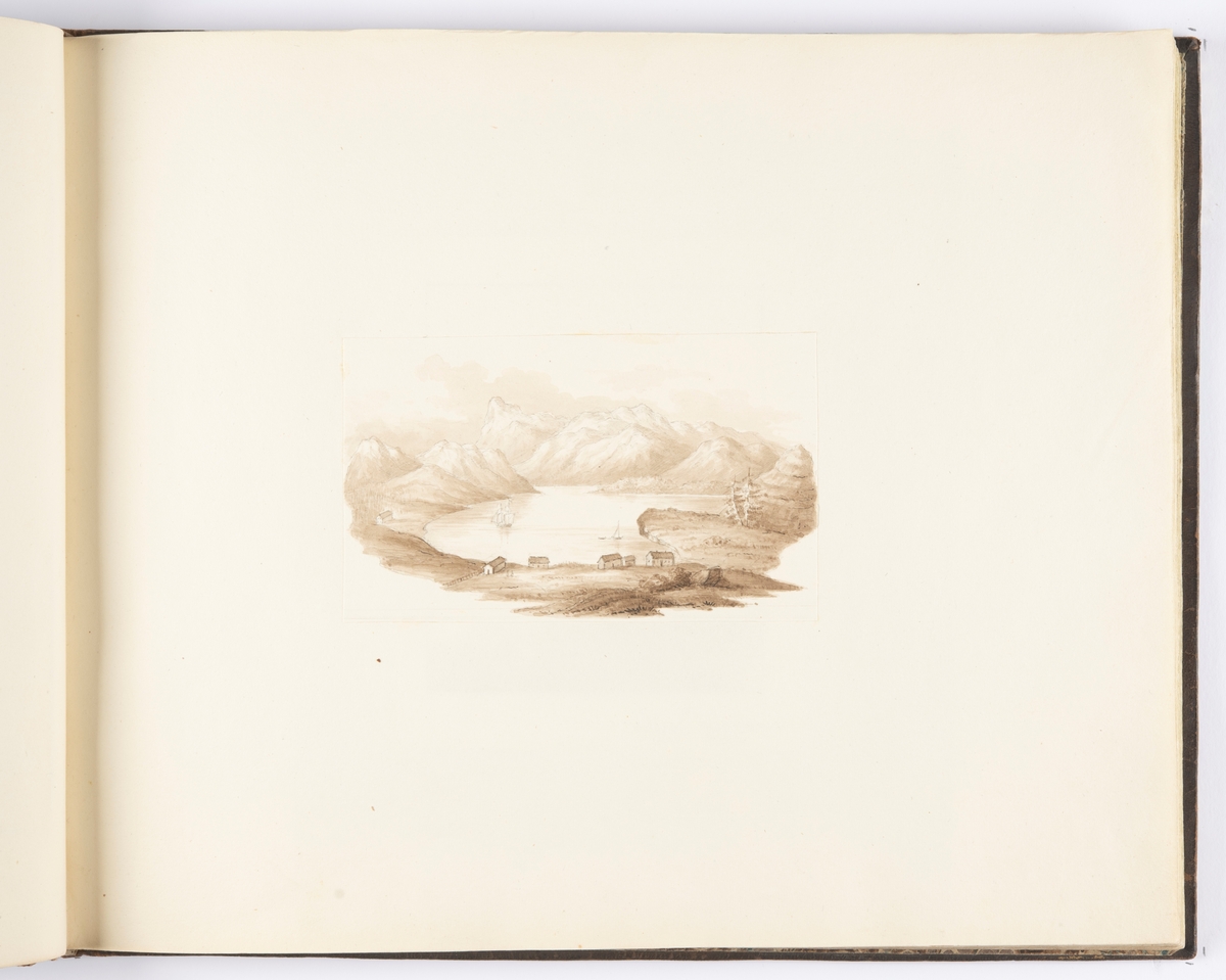 Landskapet runt en sjö avbildat något uppifrån. Kraftiga bergsformationer i bakgrunden och några enklare byggnader i förgrunden. Ett par skepp på sjön. Sepiatoner och blyerts, liggande format.
