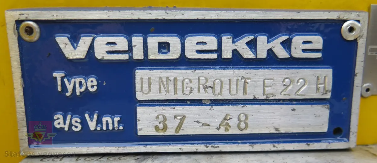 UNIGROUT injeksjonsflak. Elektrisk/hydraulisk drevet. Pumper, tanker og slanger bygd på ei plate. Hovedfragen er gul. Flaket har merking fra flere firmaer.