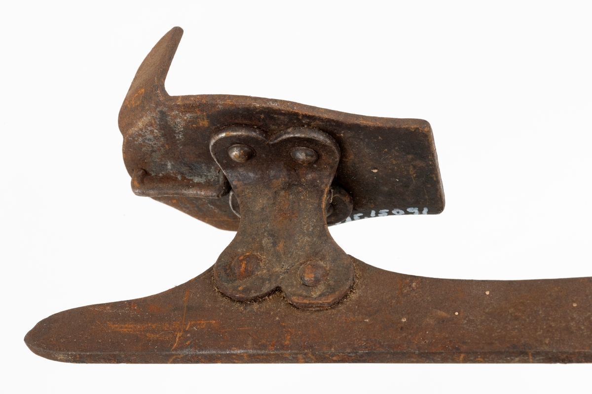Skøyter av stål, av en modell som skulle bindes fast under sålene på sko som ellers ble brukt på andre underlag enn skøyteis. Skøytene er 36,5 centimeter lange. De delene av stålene eller skjærene som skulle sli på isen er planslipte og om lag 5 millimeter brede (en aning bredere bak enn foran) og har oppovervendte «snabler» i de fremre endene. De oppovervendte delene av de samme stålene er noe smalere. På disse er det påklinket beslag som bærer stålplater, ei som skulle tjene som underlag for ballepartiet på skosålen og ei for hælen. Hælplatene har to oppovervendte «ører» som skulle forebygge at skosålene skled bakover. På undersidene av de nevnte stålplatene er det kramper som tjente som smøyestoler for reimene som ble brukt når skøytene skulle spennes fast på skoene. På oversidene av hælplatene er det en oppovervendt pigg, på «tåballeplatene» er det to slike pigger. Disse skulle trenge inn i skosålene og forebygge at skøytene forskjøv seg sidevegs. Skøytene er masseproduserte, stemplet «32», men har ingen stempler som navngir produsenten. Metallet er noe rustent.