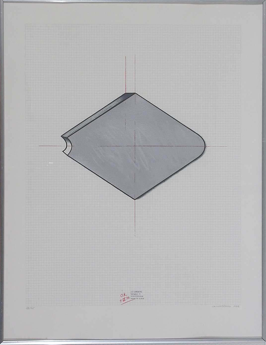 Mot bakgrund av ett fint rutnät syns en rombliknande form i metalliskt grått, med röda horisontala och vertikala streck. Två hörn är spetsiga, ett rundat och ett konkavt. Nederst konstnärens namn och adress samt en röd stämpel "OK 9 VI 76"