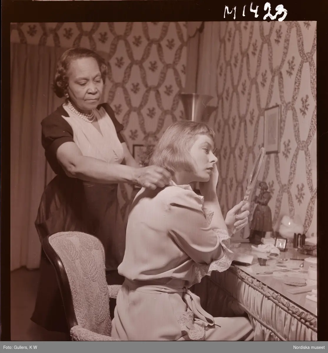 1687 Ingrid Bergman U.S.A Huvudrollen i Broadway-pjäsen Joan of Lorraine, som adapterades för film i Jeanne d'Arc regisserad av Victor Flemming.