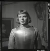 1687 Ingrid Bergman U.S.A Huvudrollen i Broadway-pjäsen Joan of Lorraine, som adapterades för film i Jeanne d'Arc regisserad av Victor Flemming.