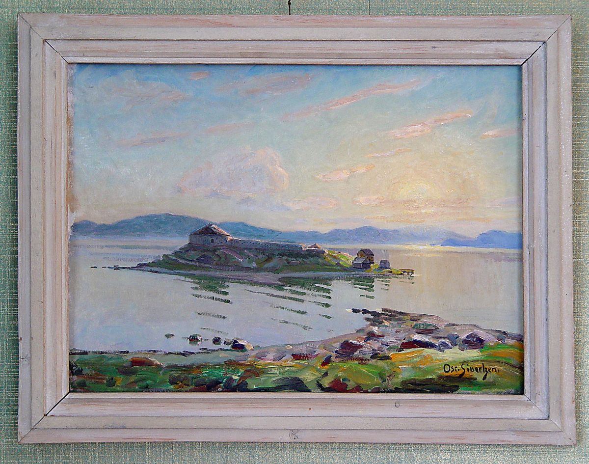 Steinvikholmen med strandlinje i forgrunnen.