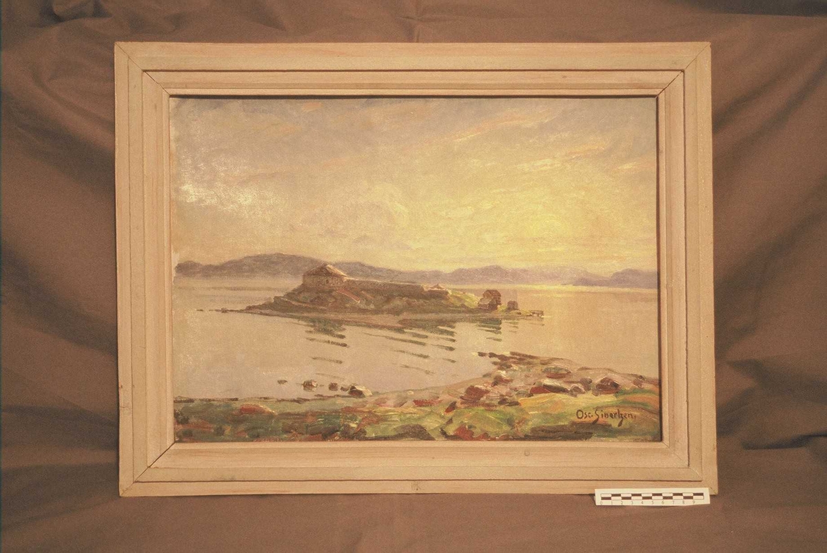 Steinvikholmen med strandlinje i forgrunnen.