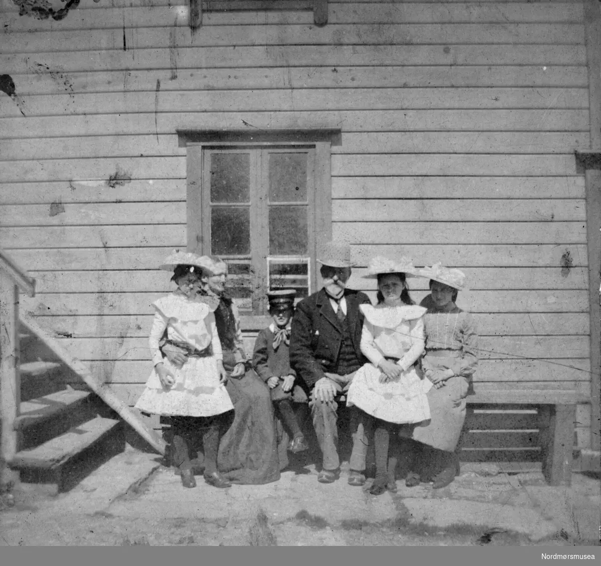 Gruppe barn trolig sammen med sine besteforeldre. Fotografier gitt til Nordmøre Museum fra Kate og Kristian Fastings arvinger per 1986. Fra Nordmøre Museums fotosamlinger.