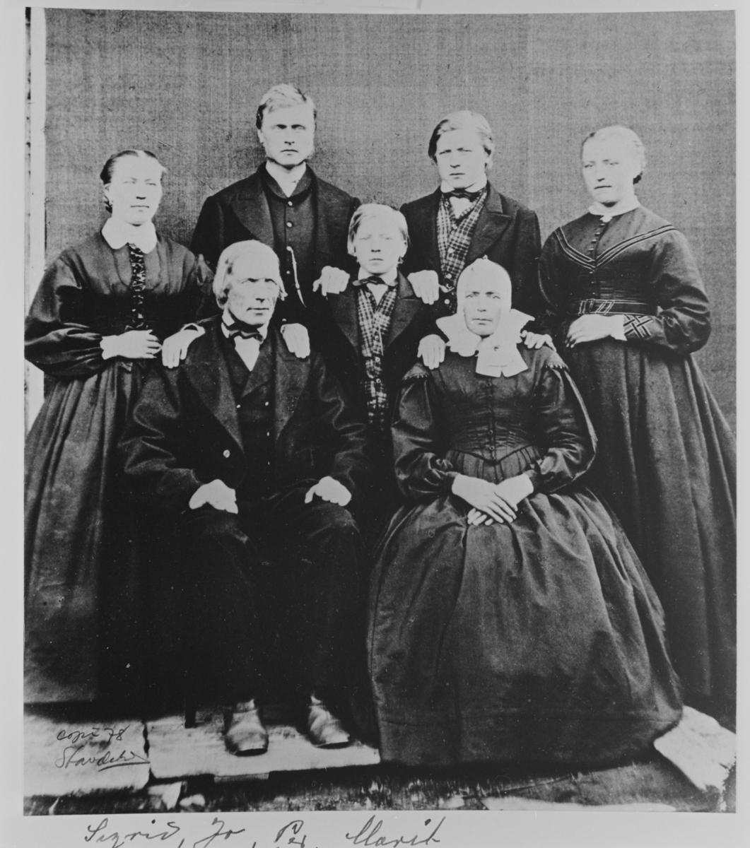 Oppland, Øyer, Tretten, familien Ødegård i 1869. Bak fra venstre Sigrid f.1844, John (Jo) f. 1846, Peder f. 1854 og Marit f. 1849 til Amerika. Midt i står Iver f. 1858, til Amerika. Forran sitter foreldrene Simen f. 1821 og Gjertrud f. 1822