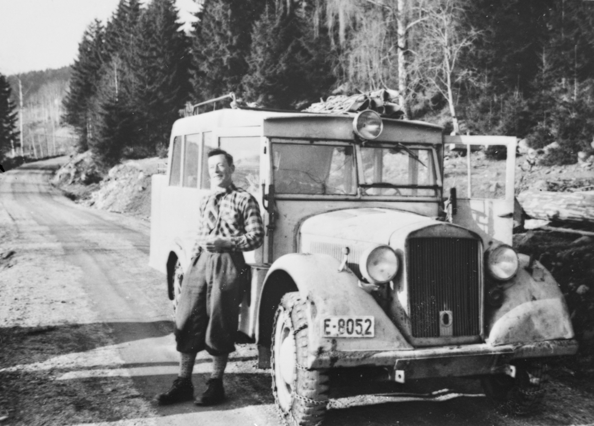 Oppland, Øyer, Erling Aronsveen med tidligere tysk bil som ble brukt til transport av turister.