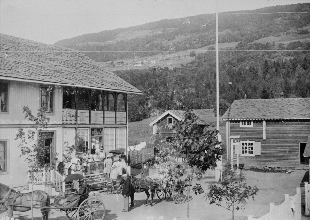 Oppland, Øyer, tunet på Åsletta med folk og hesteskyss