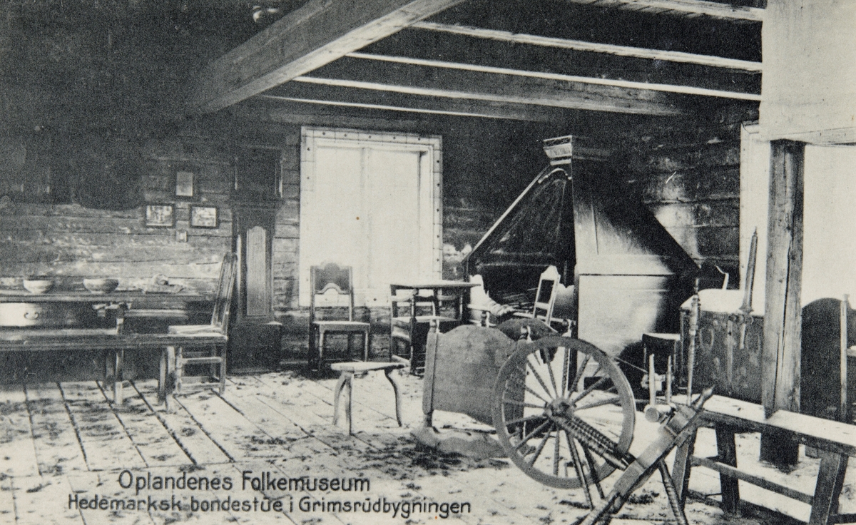 Postkort, Hamar, Hedmarkstunet på Domkirkeodden, Oplandenes Folkemuseum, friluftsmuseum, interiør Grimsrudbygningen fra Helgøya, utstilte møbler, rokk,