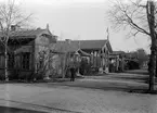 En man står vid officersbostäder på regementsområdet på Malmen, omkring 1921-1924.