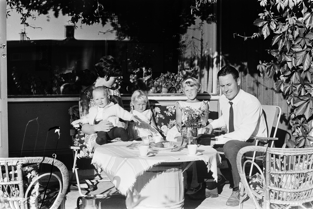 EGIL DANIELSEN M/FAMILIE. FRIIDRETT. STED:RØREKSGATE. KOMMUNE: HAMAR. DATO: 1966. FOTO: EGIL M. KRISTIANSEN. 