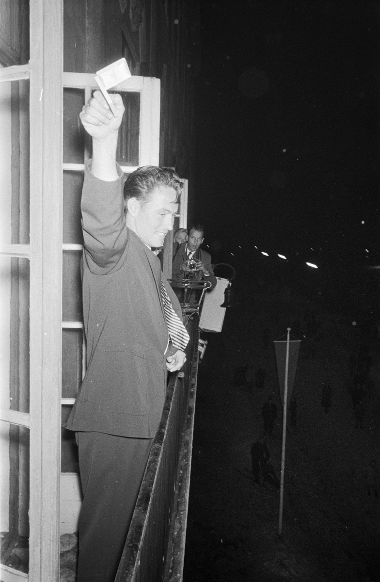 Egil Danielsen kommer hjem til Hamar etter å ha vunnet Olympisk gullmedalje i Spyd i Melbourne 1956. Mottakelse i Hamar Rådhus, Festiviteten. Egil Danielsen på balkongen viser fram gullmedaljen til de frammøtte i Strandgata. 