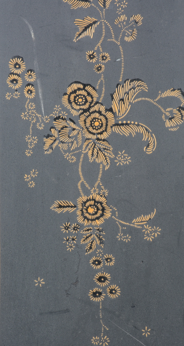 Svart skjermbrett av metall bestående av to paneler. Disse er dekorert med påmalt dekor i form av blomster i en ramme med løkformet overkant og med arabesker.