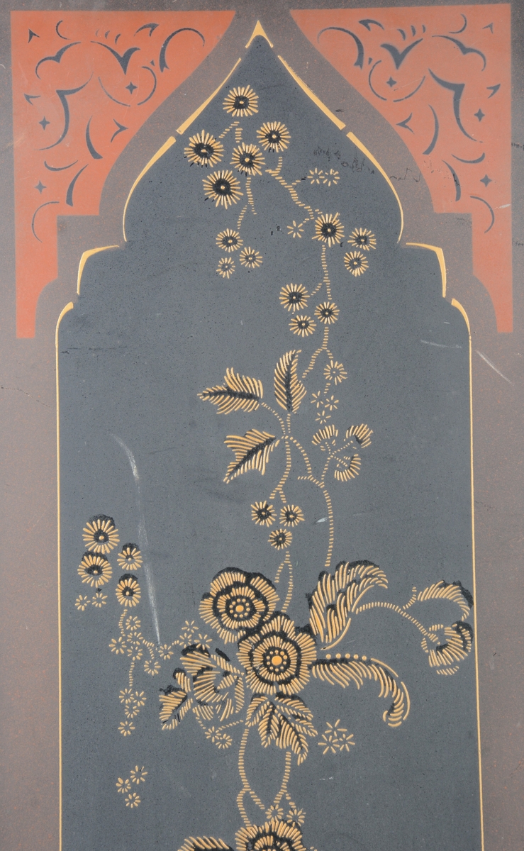 Svart skjermbrett av metall bestående av to paneler. Disse er dekorert med påmalt dekor i form av blomster i en ramme med løkformet overkant og med arabesker.